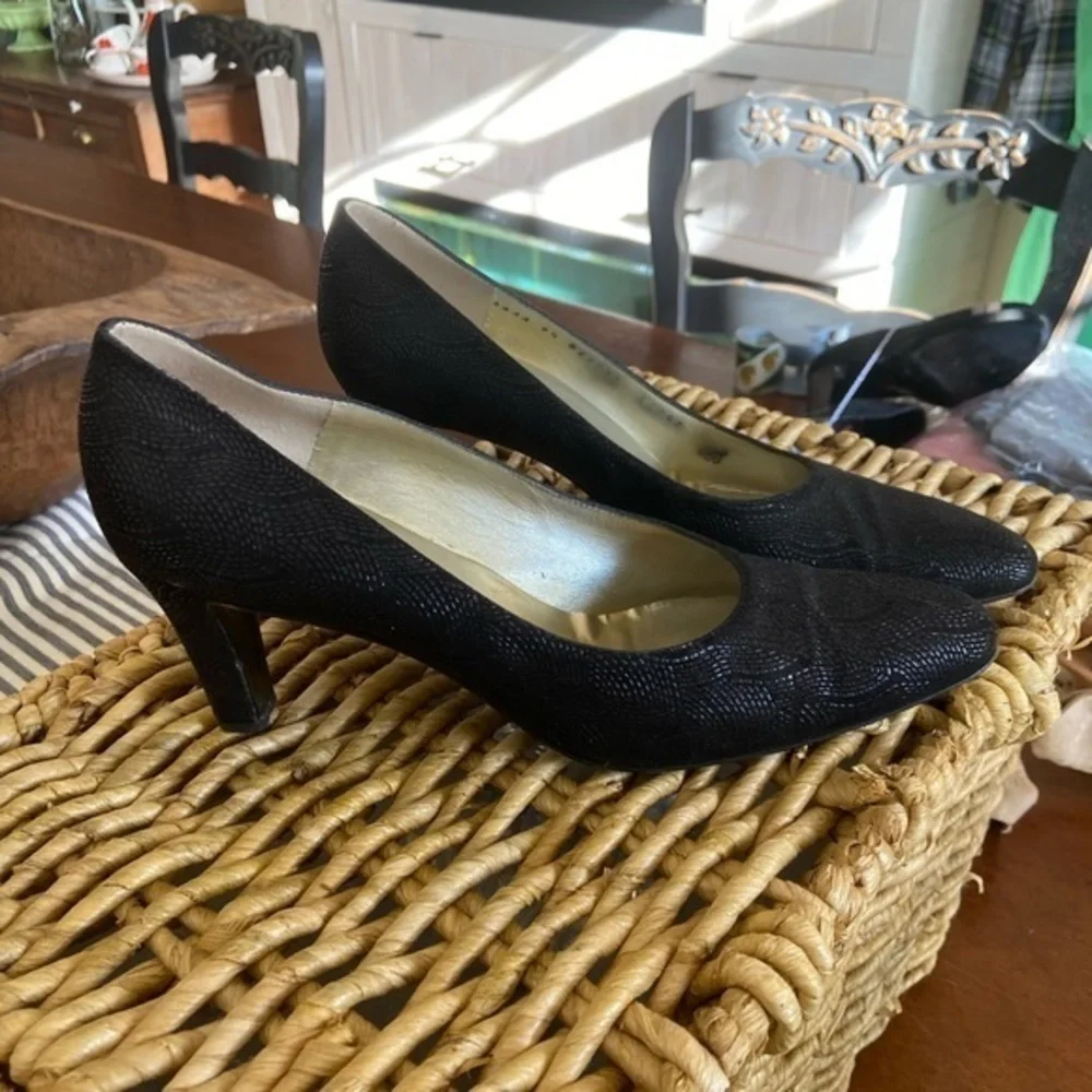 Bruno Magli vintage made in Italy size 8.5 black‎ slight shimmer heels